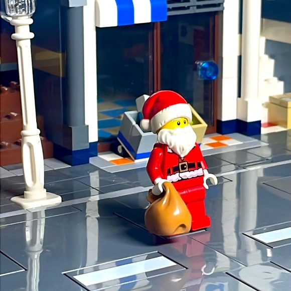 Lego Santa - Picture 3 of 5